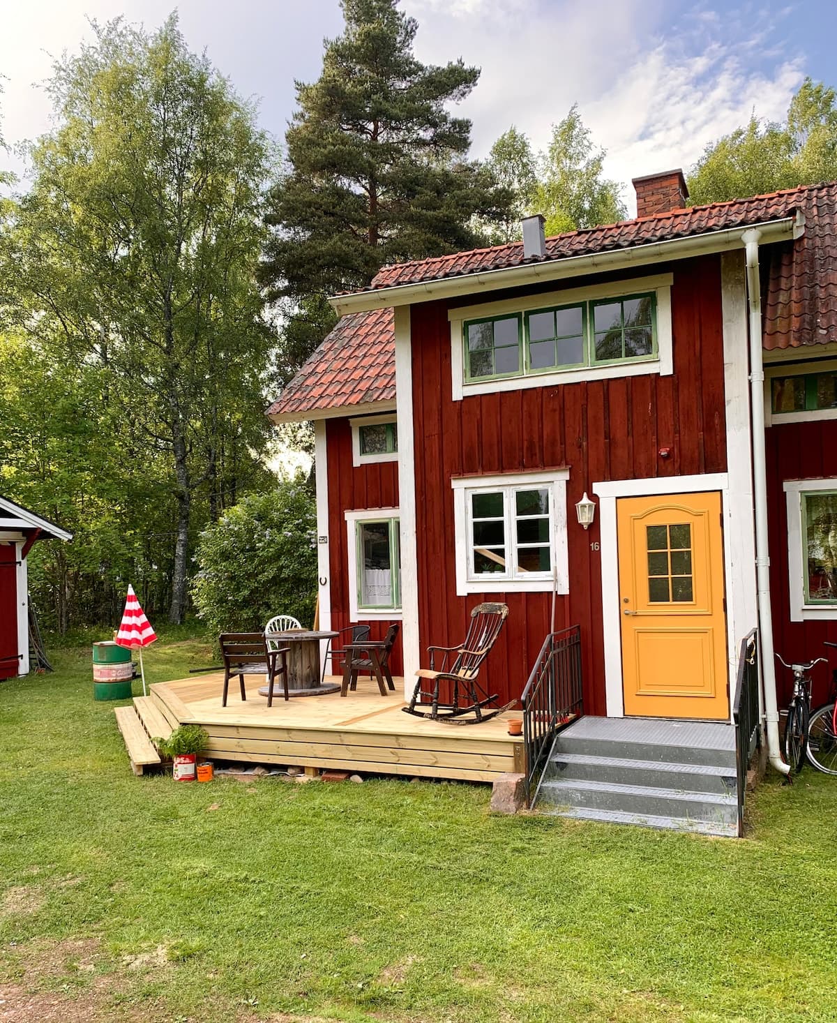 Charmig röd stuga med trevlig uteplats, perfekt för avkoppling mitt i naturen på Sollerön. Privat trädgård och gräsmatta omgiven av skog.